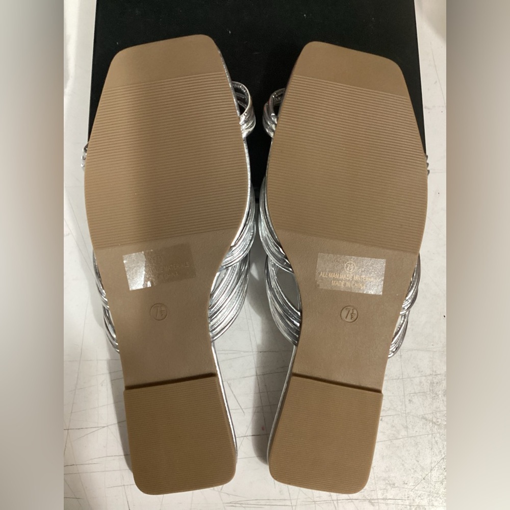 Olivia Miller Womens Metallic Slide Sandals NWOB Size 7.5 - Picture 3 of 3